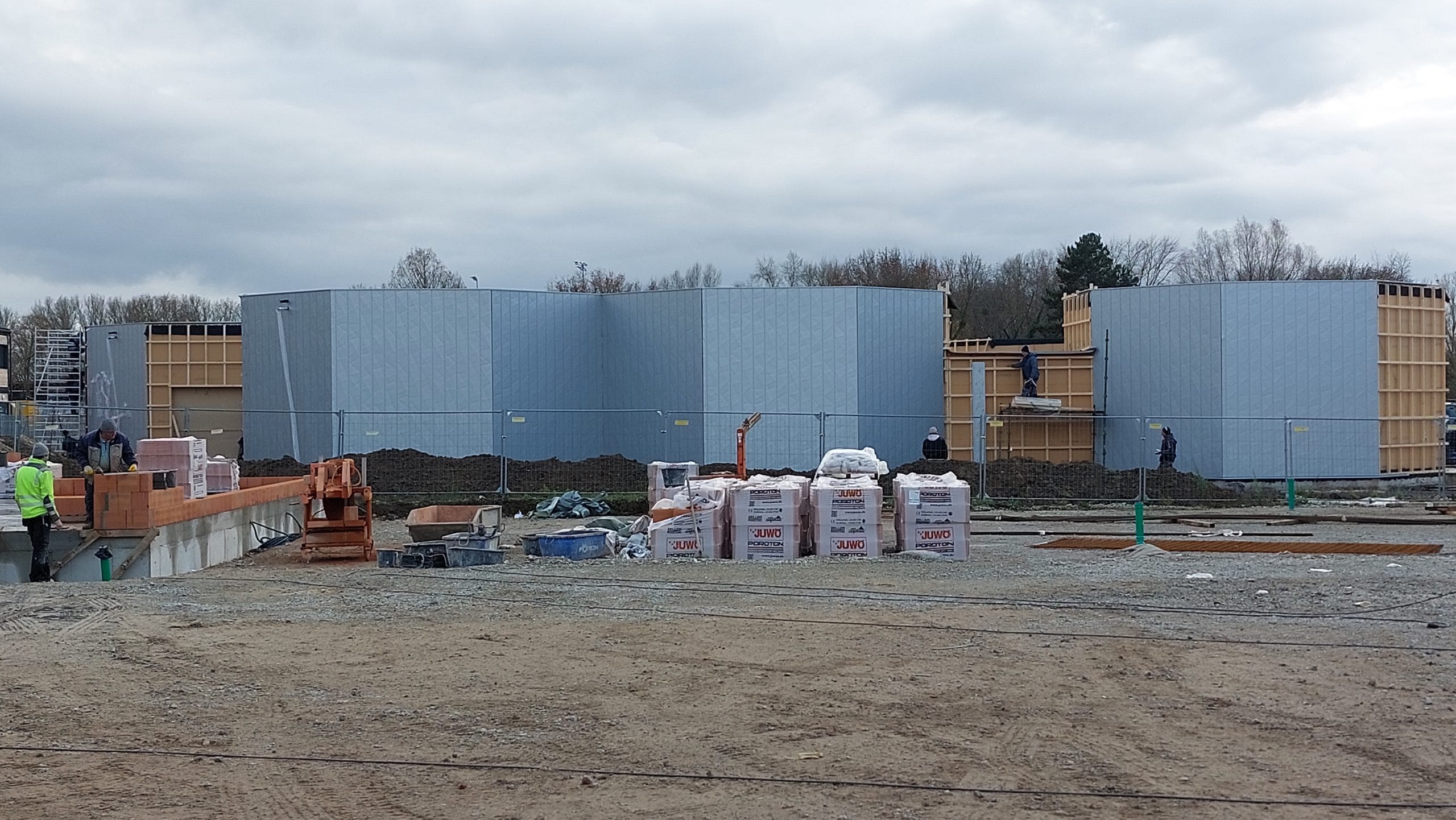 Die Pavillons sind dicht &#8211; eine besondere Fassade wird montiert